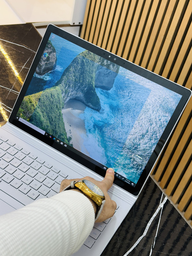 لپ تاپ مایکروسافت سرفیس بووک 1 13.5اینچ laptop microsoft surface book 1 13.5 inch ram :8-ssd:256 cpu:i7.GPU:1GB