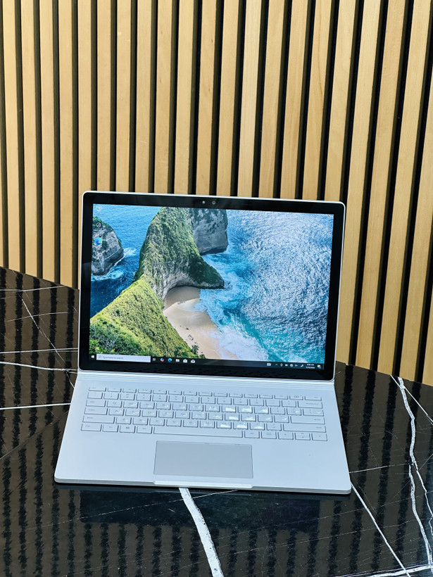 لپ تاپ مایکروسافت سرفیس بووک2 13.5اینچ laptop microsoft surface book2 13.5 inch ram :16-ssd512cpu:i7.GPU:2GB