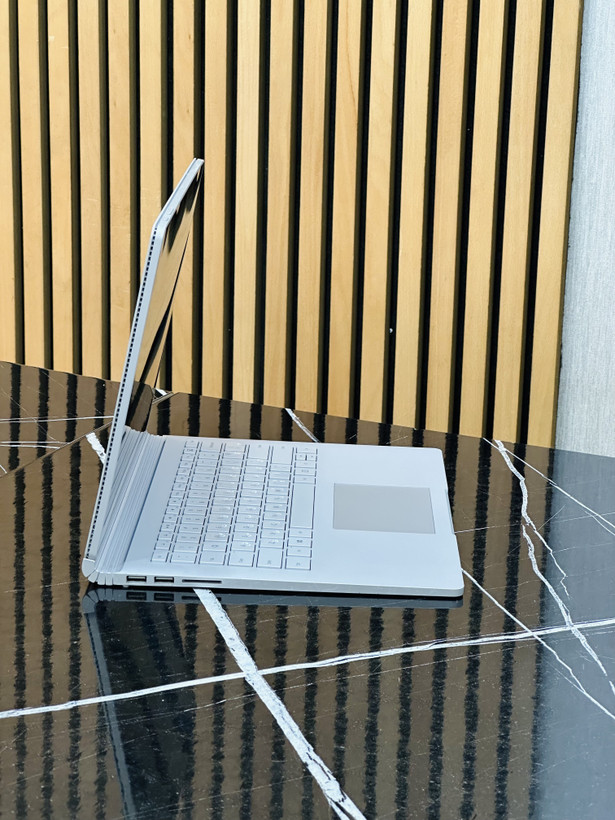 لپ تاپ مایکروسافت سرفیس بووک2 13.5اینچ laptop microsoft surface book2 13.5 inch ram :16-ssd512cpu:i7.GPU:2GB