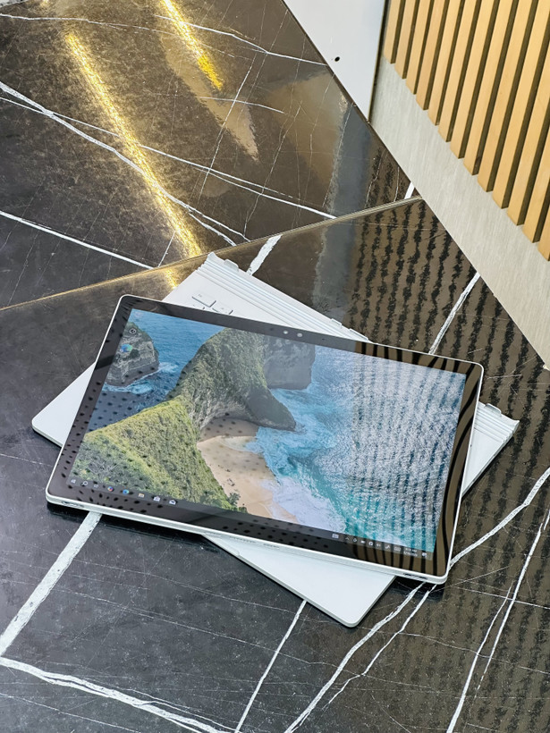 لپ تاپ مایکروسافت سرفیس بووک2 13.5اینچ laptop microsoft surface book2 13.5 inch ram :16-ssd512cpu:i7.GPU:2GB