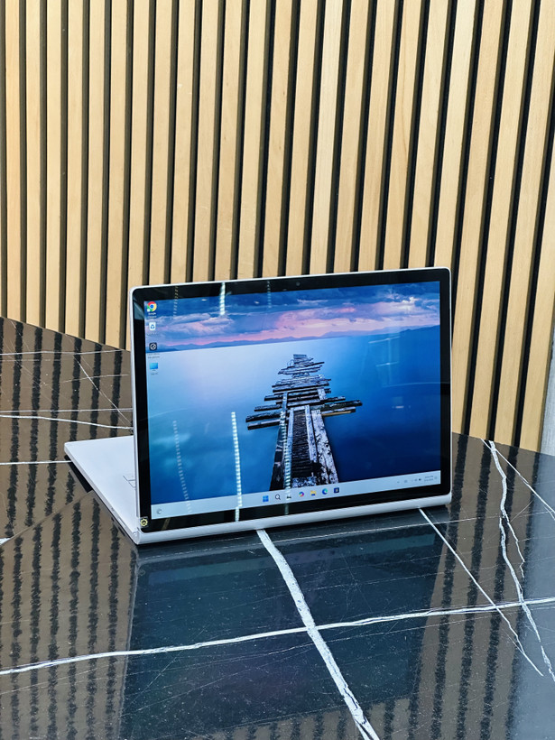 لپ تاپ مایکروسافت سرفیس بووک2 15اینچ laptop microsoft surface book2 15 inch ram :16-ssd:1TB cpu:i7.GPU:6GB