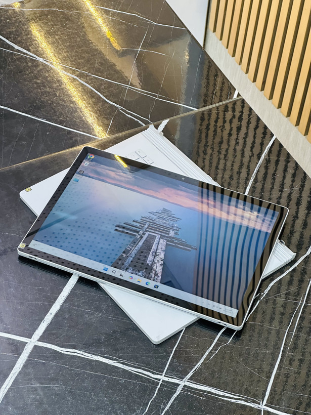لپ تاپ مایکروسافت سرفیس بووک2 15اینچ laptop microsoft surface book2 15 inch ram :16-ssd:1TB cpu:i7.GPU:6GB