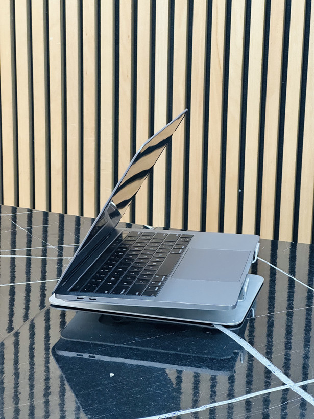 لپ تاپ اپل مدل مک بووک پرو13 اینچ 2020 laptop apple macbook pro 2020 ram :8-ssd:256 cpu:i5.