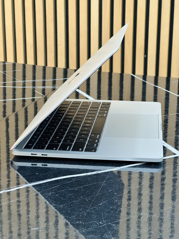 لپ تاپ اپل مک بوک پرو ۲۰۱۹ با پردازنده Core i5 حافظه ۲۵۶ گیگابایت رم ۸ گیگابایت سایز ۱۳.۳ اینچ