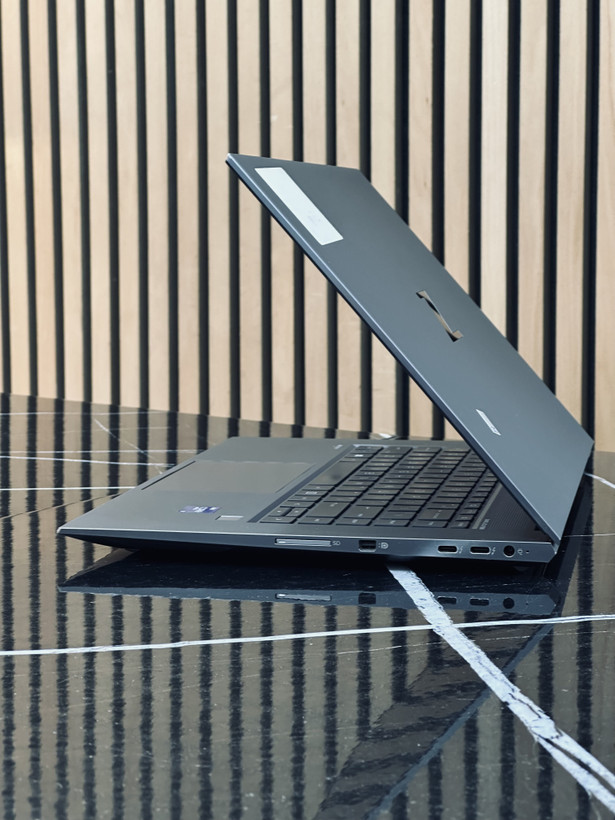 لپ تاپ اچپی ZBook Studio G8 ظرفیت ۵۱۲ گیگابایت با ۳۲ گیگابایت رم و گرافیک RTX 3070 لمسی ۱۵.۶ اینچ